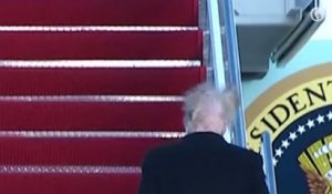 Trump et ses cheveux face au forts vents ! LOL