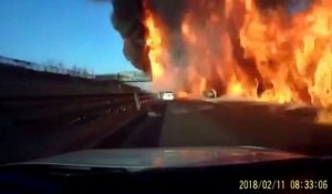 Une voiture provoque un grand incendie  dans une autoroute !