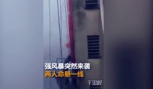 Des laveurs de vitres sur une nacelle sont pris dans une tempête (Chine)