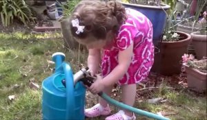 Cette petite fille veut voir si la pression de l'eau est bonne... FAIL