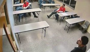 Trois détenus cassent une vitre avec une table pour s’évader de prison