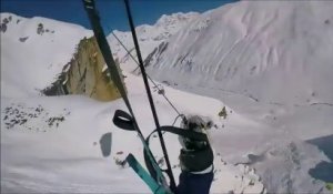 Ce skieur s'envole au-dessus d'une avalanche en parapente !
