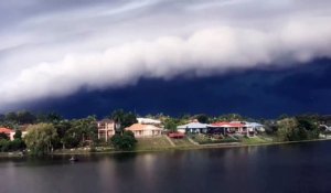 Un orage gigantesque approche à toute vitesse sur la Gold Coast en Australie
