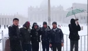Echanges de boules de neiges entre prêtres au Vatican à Rome !