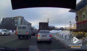 Chute d'un passager hors d'un Van en pleine route ! Ferme mieux ta porte la prochaine fois !