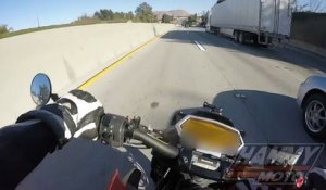 Un motard passe sous un camion après un guidonnage