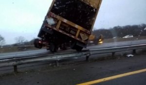 Ce conducteur survit à une collision incroyable sur l'autoroute... En mode Destination Finale