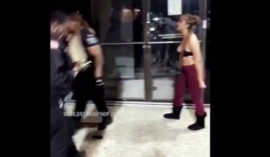 Une agent de sécurité met KO une femme qui l'insultait