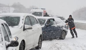 Neige: des milliers de personnes bloquées sur les routes