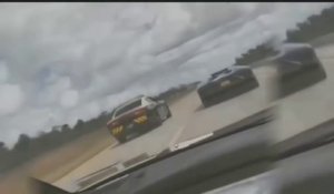 Un policer fait une course avec une Lamborghini en pleine autoroute