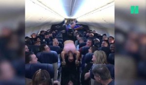 Leur vol a du retard alors ils font du yoga entre les autres passagers
