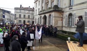 Bar-le-Duc : manifestation contre le plan colléges devant la préfecture