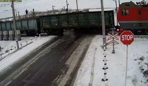Un camion n'arrive pas à freiner et se retrouve sur la voie ferrée au moment du passage d'un train