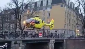 Un hélicoptère se pose sur un pont à Amsterdam