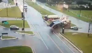 Un bus coupe la route d'un camion et c'est le drame