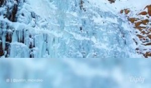 Cet alpiniste escalade une chute d'eau glacée... Vertigineux