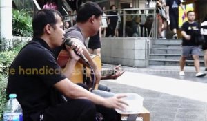 Thaïlande : musicien de rue, le choix des aveugles