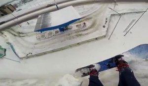 Un snowboardeur évite une chute de justesse