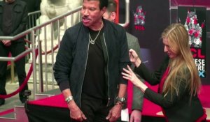 Lionel Richie pose ses empreintes sur Hollywood Bd