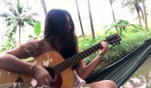 Elle joue au guitare au calme sur un hamac ! Fail