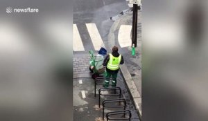 Cet employé de mairie parisien est payé à ramasser de l'eau à la pelle...