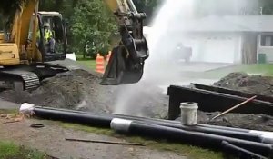 Cet ouvrier détruit un tuyau d'eau en creusant dans le jardin !