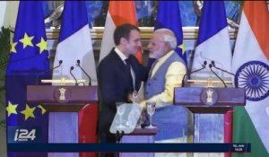 Le couple Macron visite le Taj Mahal lors de son déplacement en Inde