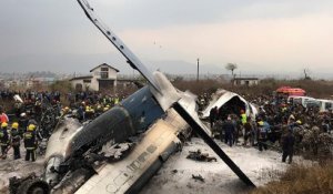 Un avion de ligne s'écrase au Népal : des corps déjà extraits