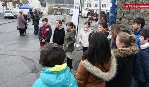 Auray. Mois du breton : flashmob des petits bretonnants sur le marché