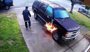 Un homme filmé en train de mettre le feu à une voiture garée devant une maison