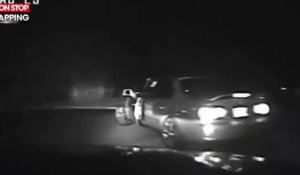 En voulant prendre la fuite, un suspect se fait renverser par sa propre voiture ! (vidéo)