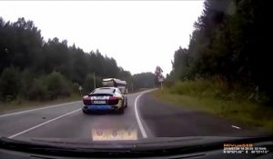 Ce chauffard en Audi R8 double comme un débile et explose une voiture