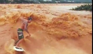 Surfer une eau orange dans un fleuve en crue au Brésil !