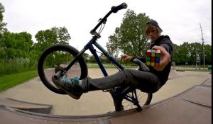 En équilibre sur son BMX il résout un rubik's Cube