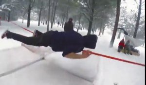 Sauts impressionnants sur une corde suspendue au-dessus de la neige ! Slackline