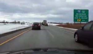 Un conducteur bloque une voiture qui veut doubler et ça fini mal
