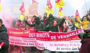 Paris: des milliers de cheminots et fonctionnaires dans la rue