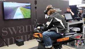 Ce débile réussi à chuter de sa moto... alors que c'est juste une simulation