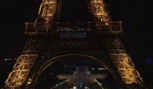 Climat: la Tour Eiffel s'éteint pour "Earth Hour"