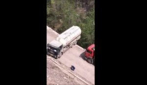 Manoeuvre extrême pour ce camionneur qui fait demi-tour au bord d'un précipice