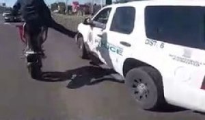 Un motard provoque la police en faisant des figures sur sa moto