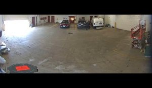 La police trollé par un détenu qui prend la fuite depuis la porte du garage !