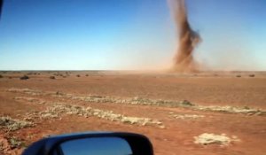 Il filme une tornade impressionnante en plein désert