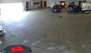 Un détenu profite d'une porte de garage qui se ferme pour s'évader et semer deux policiers
