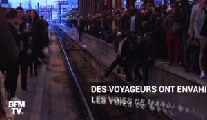 Grève à la SNCF: des usagers sur les voies en gare de Lyon à Paris