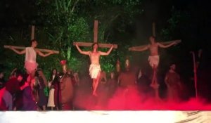 Un homme devient fou pendant une  reconstitution de la crucifixion du Christ