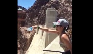 Expérience impressionnante avec une bouteille d'eau sur la barrage Hoover