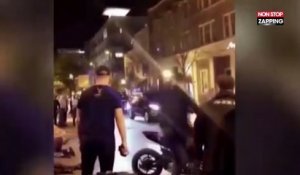 Un homme frappe dans une moto et regrette très vite son geste (Vidéo)