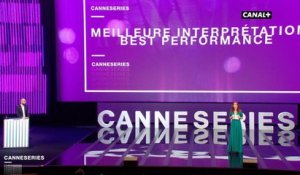 Audrey Fleurot remet le prix de la Meilleure interprétation - CANNESERIES 2018