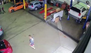 Il rentre dans un garage pour voler une voiture sous les yeux des employés... tranquille le gars